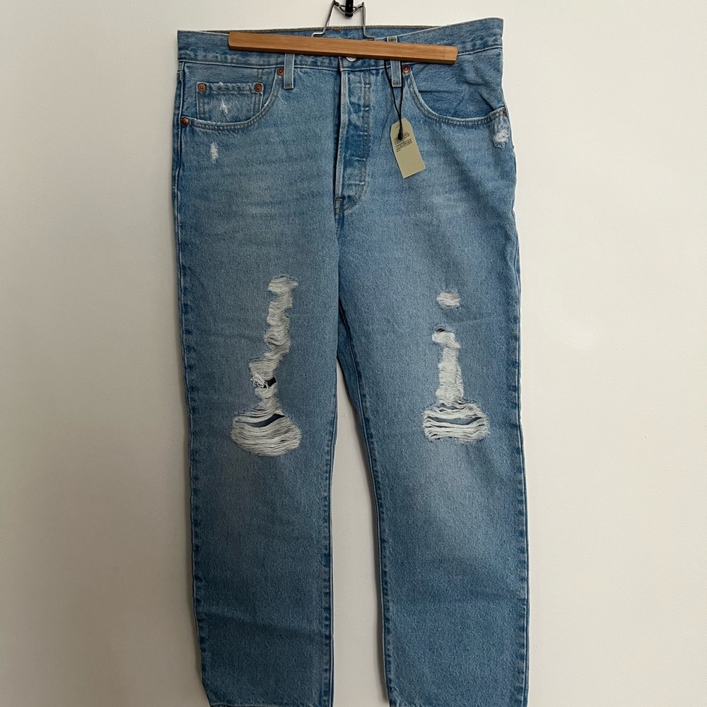 NWT Levi’Women’s Blue Distressed Jeans